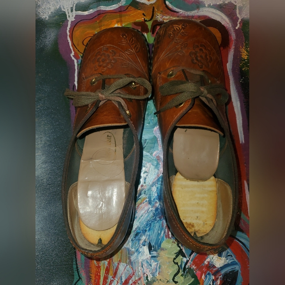 Embossed Leather Block Heel - Picture 4 of 4